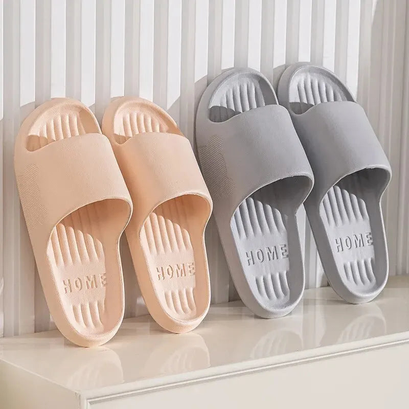 Pantoufles souples pour couples, pantoufles d'extérieur pour la maison, chaussures d'été pour femmes, chambre à coucher, semelles épaisses, sandales de plage, tongs pour hommes, chaussures de douche